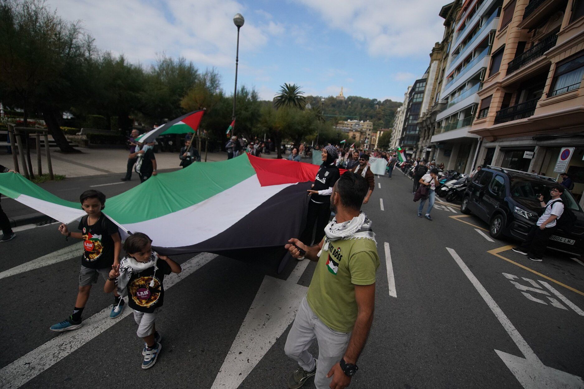 [Fotos] Donostia se vuelca con Palestina en la huelga general