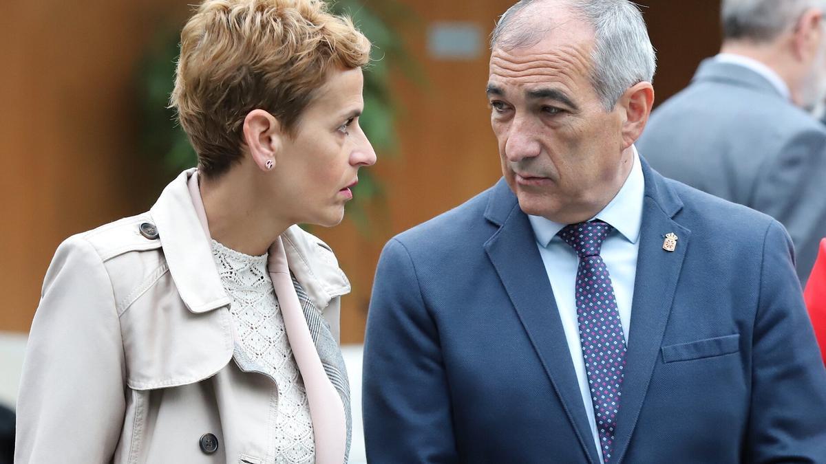 La presidenta del Gobierno, María Chivite, junto con el consejero de Cohesión Territorial, Óscar Chivite, en el Parlamento de Navarra.