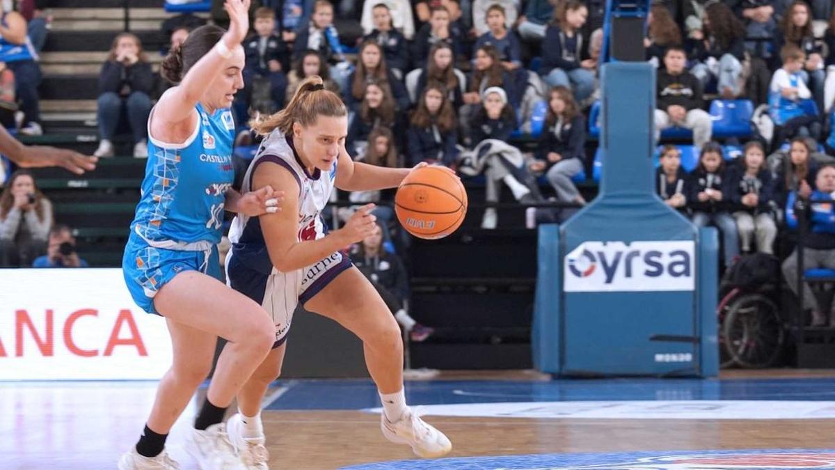 Esther Castedo trata de superar a Iyana Martín.