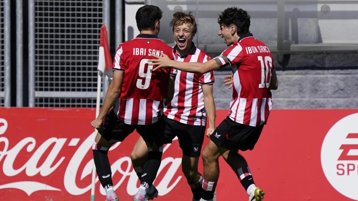 Los jugadores del Bilbao Athletic celebran el gol de Ibai Sanz a los dos minutos de juego.