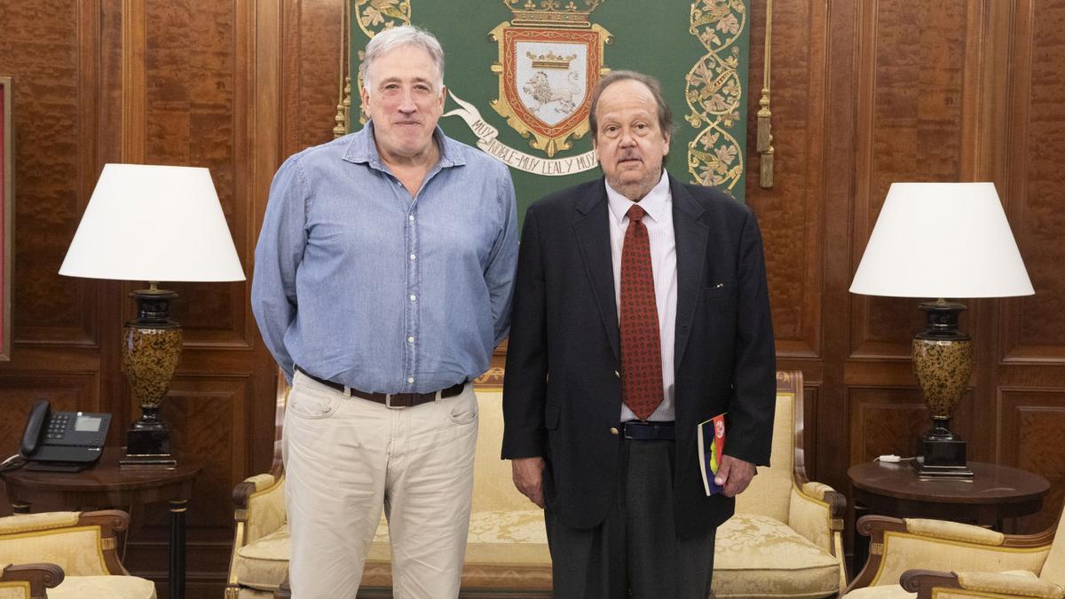 Joseba Asiron junto al hijo de la escritora y actriz pamplonesa María Luisa Elío, Diego García Elío.