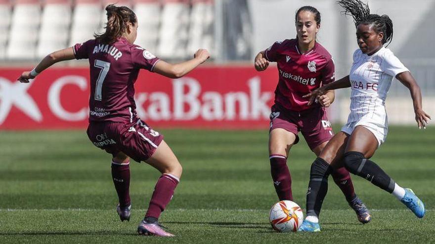Amaiur y Nuria Rábano presionan a una jugadora del Sevilla este sábado. Amaiur y Nuria Rábano presionan a una jugadora del Sevilla este sábado.