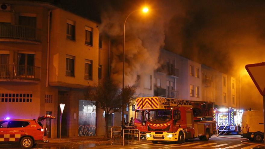 Un incendio destruye un bazar en la Rochapea y obliga a desalojar varios inmuebles