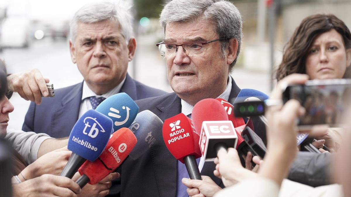 El alcalde Juan Mari Aburto, este lunes, durante la inauguración de unas obras en Luis Briñas.