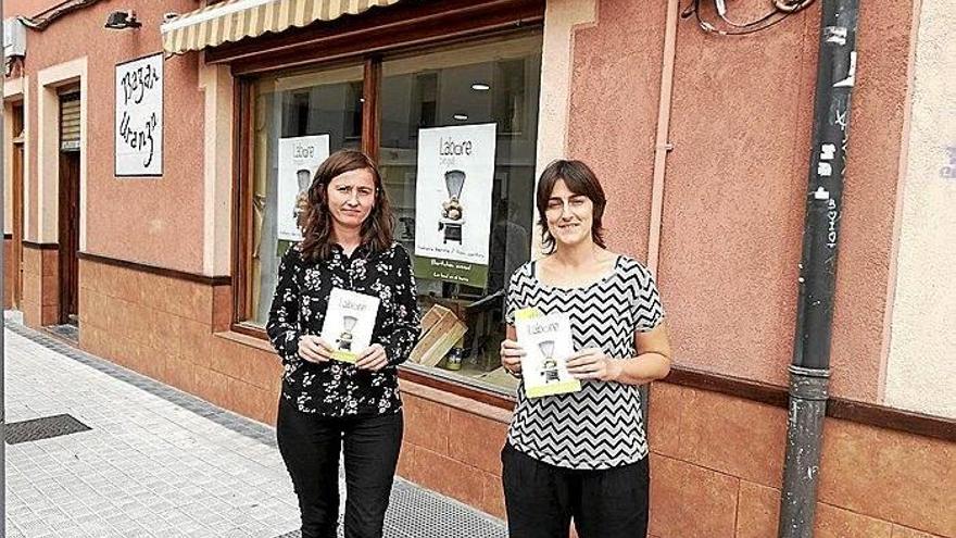 Dornaku Lantz eta Oihana Galardi, Labore Txingudeko kideak, elkartearen lokal berriaren aurrean.