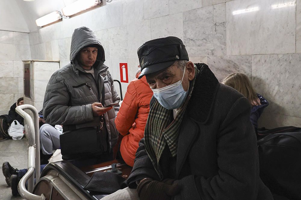 El metro de Kiev, refugio improvisado de miles de ucranianos