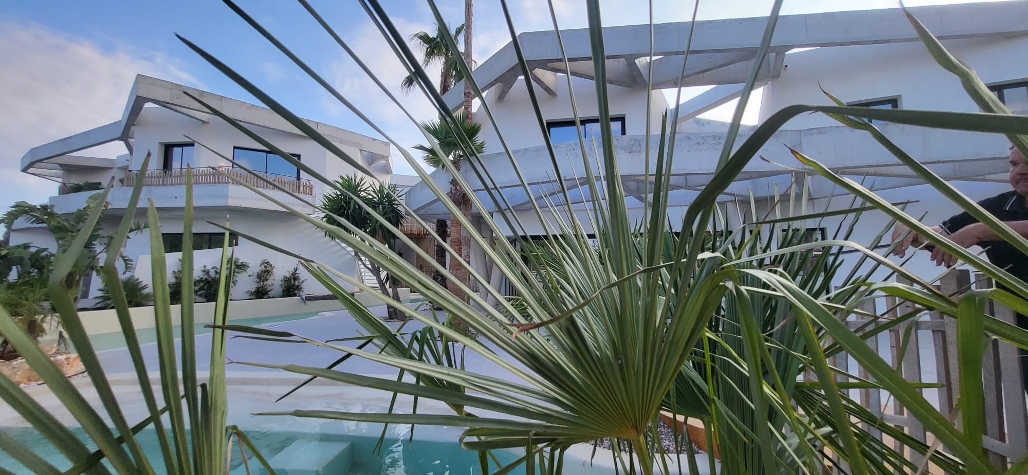 Lo rompedora piscina Mediterranean Sea, diseñada por una constructora donostiarra, para un hotel en Menorca