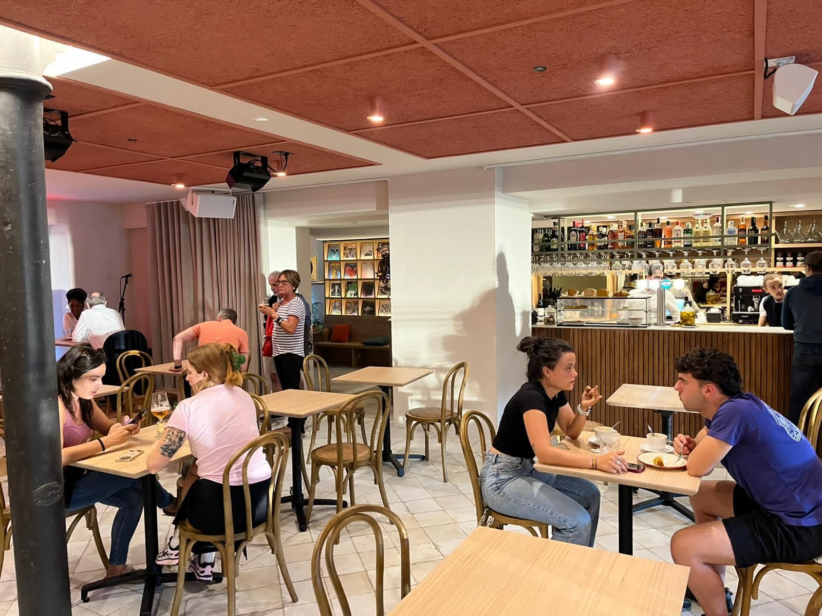 La clientela ya acudió ayer a Laba en el primer día de apertura.