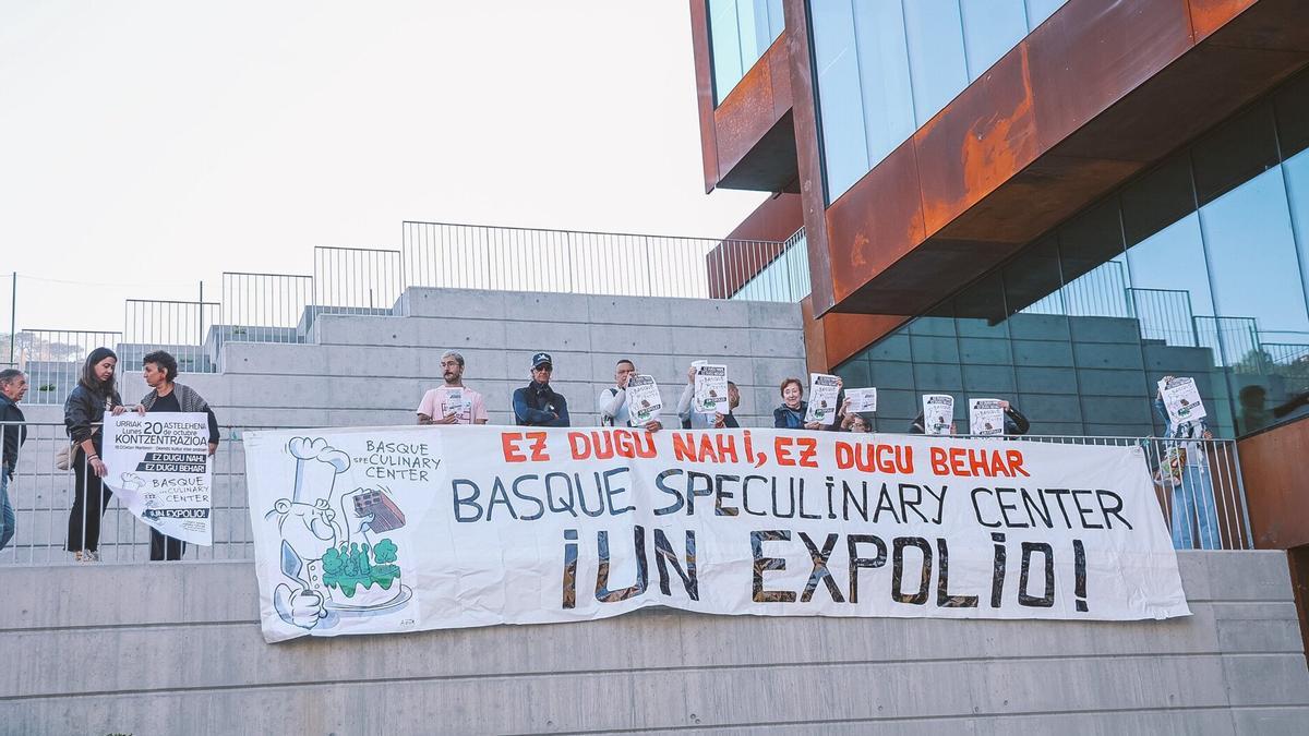 Protesta esta mañana contra de la construcción del edificio GOE en Donostia