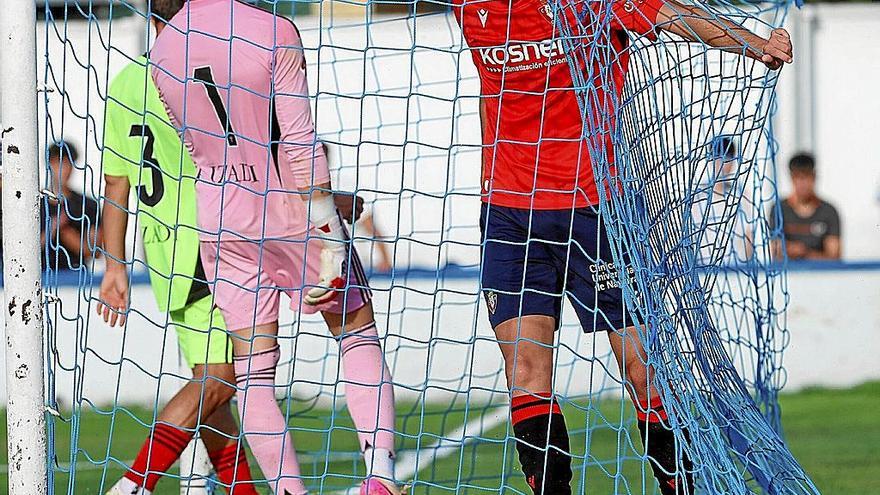 Raúl, dentro de la portería del Mirandés después de anotar su segundo tanto del verano.  | FOTO: OSKAR MONTERO