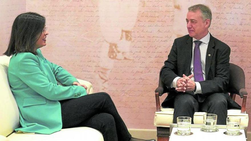 El lehendakari, Iñigo Urkullu, conversa con la ministra de Política Territorial, Carolina Darias, en un encuentro a principios de año. Foto: Alex Larretxi