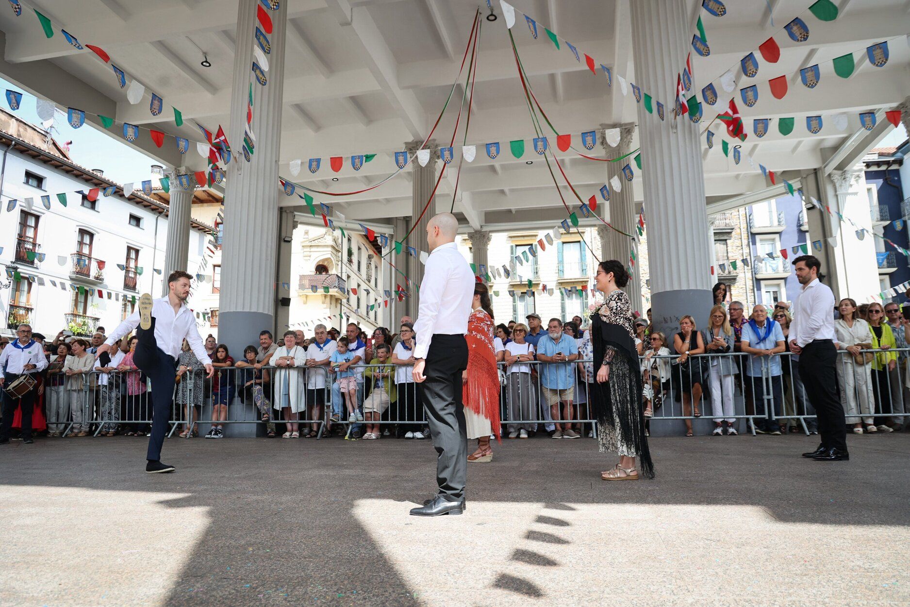 Emoción en Ordizia con el baile de los Santaneros