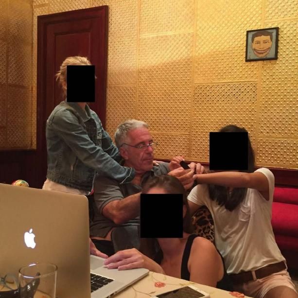 Epstein posa con varias mujeres.
