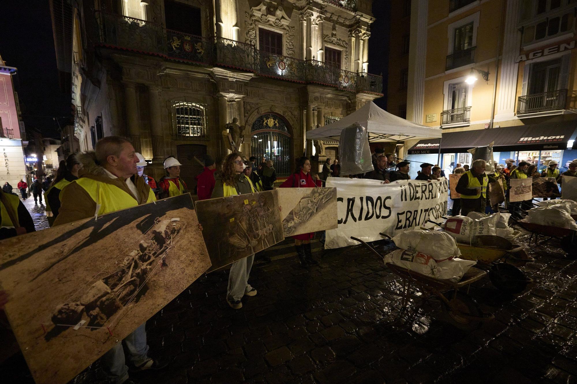 Manifestación de las asociaciones memorialistas para pedir el derribo del Monumento