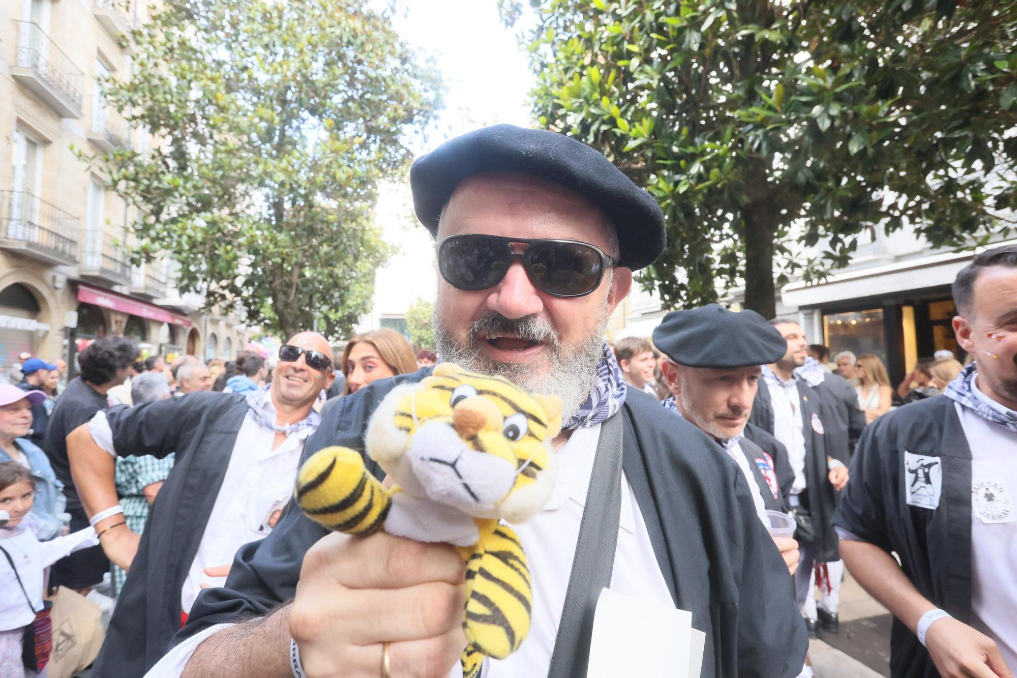 En imágenes: Blusas y neskas desfilan en una kalejira por Santiago