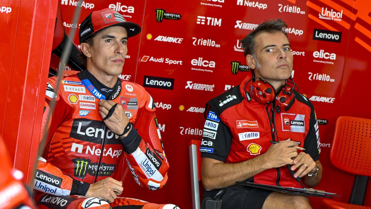Marc Márquez, junto a Marco Rigamonti, jefe de mecánicos de Ducati.