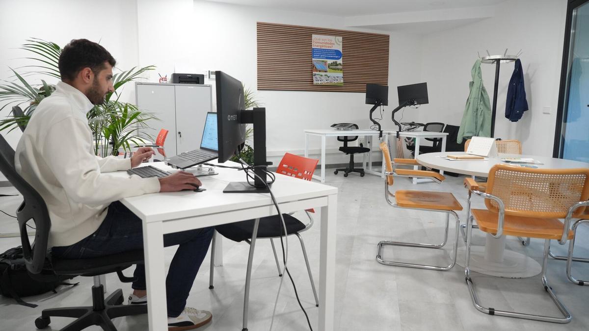 Un trabajador en la Oficina de Transformación Comunitaria de Vitoria-Gasteiz Un trabajador en la Oficina de Transformación Comunitaria de Vitoria-Gasteiz