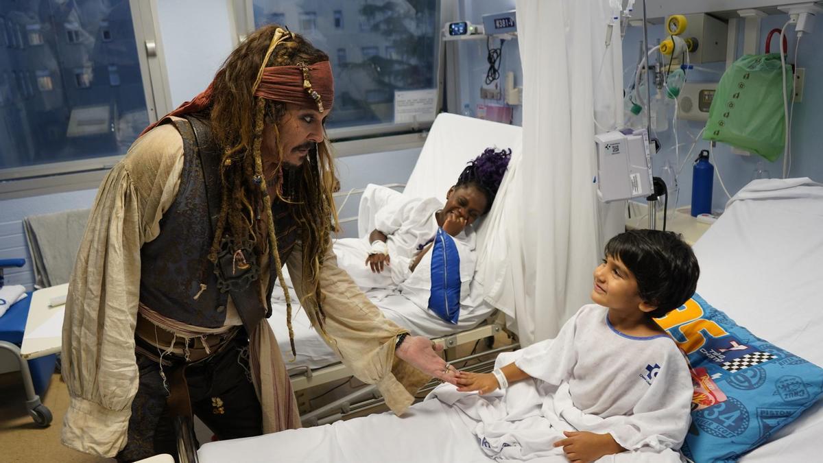 Johnny Depp visita el Hospital Donostia