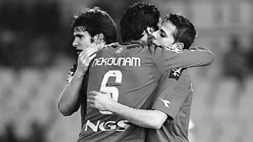 Nekounam, Rúper y Camuñas, al final del encuentro.