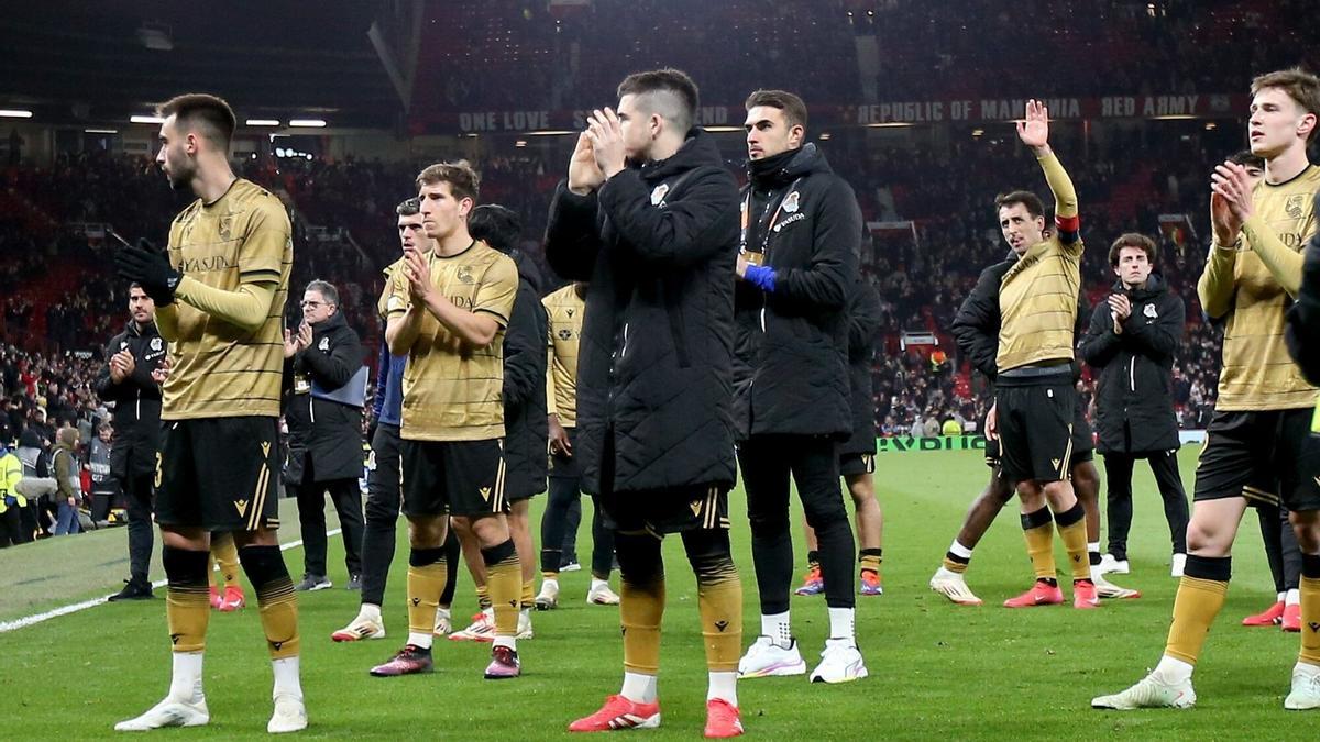 Los jugadores de la Real saludan a su afición el pasado marzo en Old Trafford, tras su último partido europeo hasta la fecha.