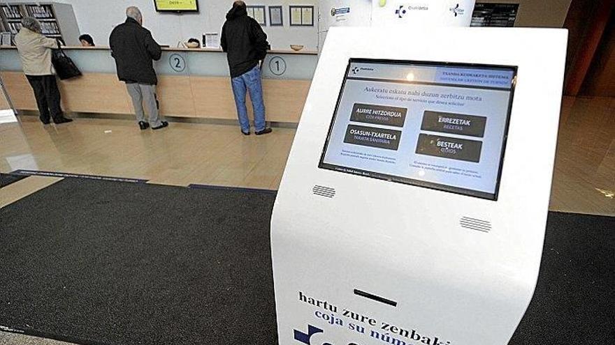 Máquina que da tique para ser atendido por los administrativos de un ambulatorio de Donostia, entre otras cosas, para coger cita.