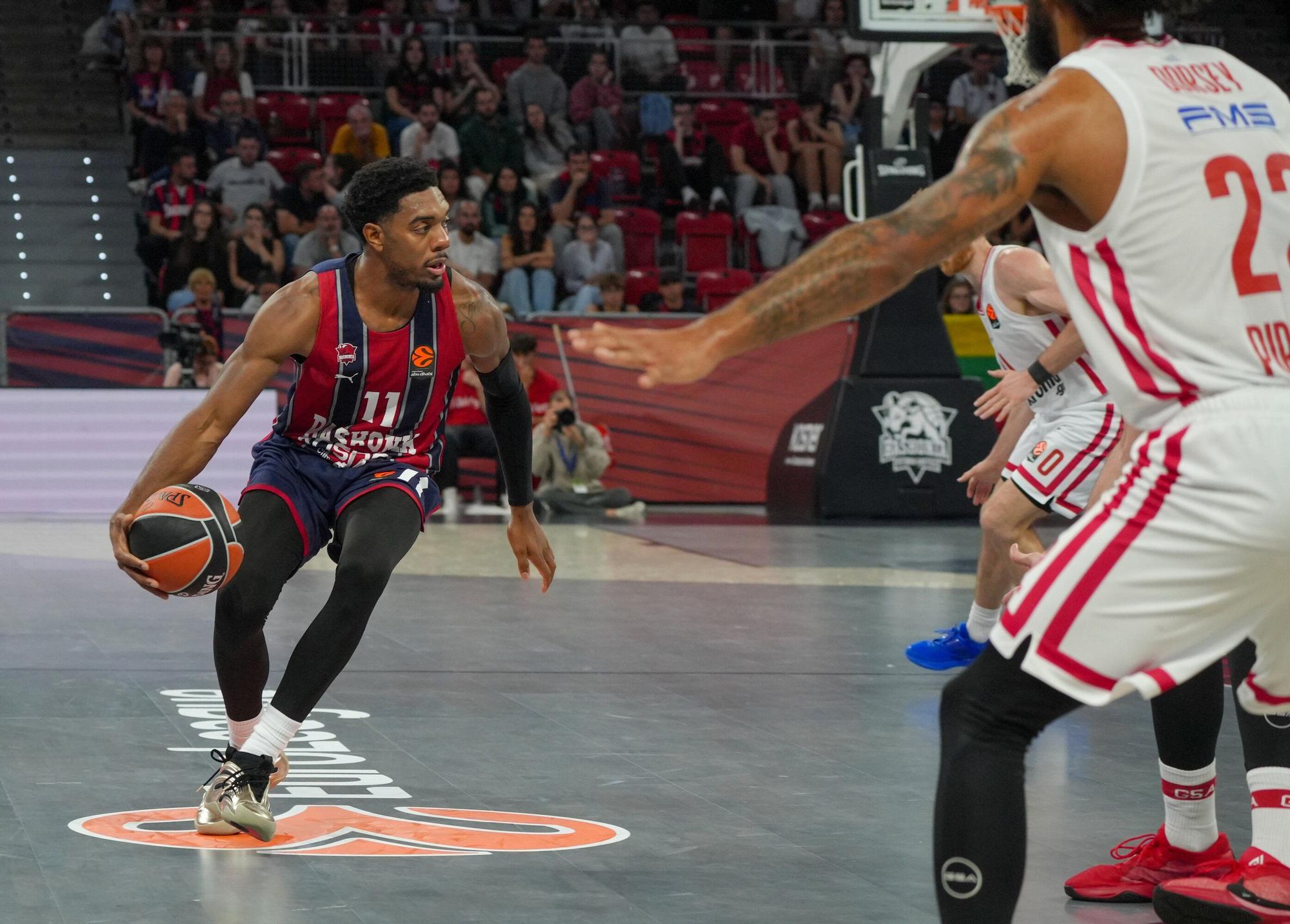 Todas las imágenes del Baskonia - Olympiacos en el Buesa Arena