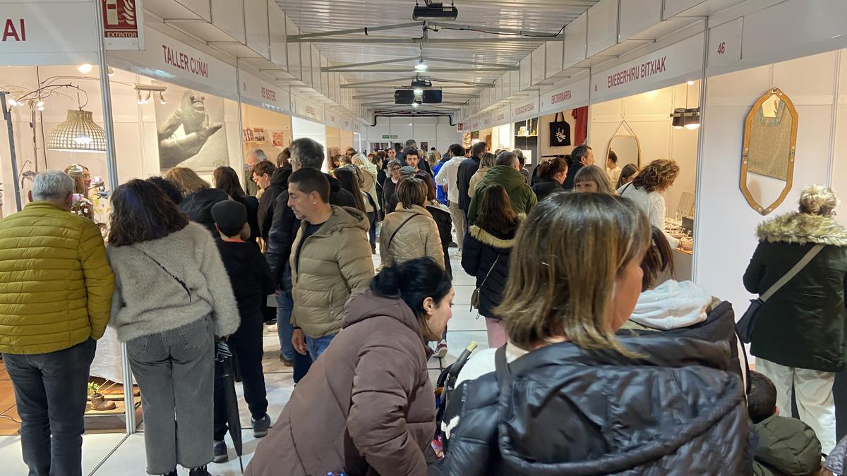 Visitantes observando los puestos de la feria Gabonart.