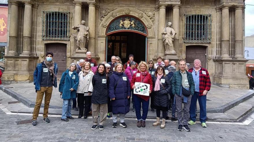 Vecinos de Etxabakoitz Norte defienden su jardín en el Ayuntamiento