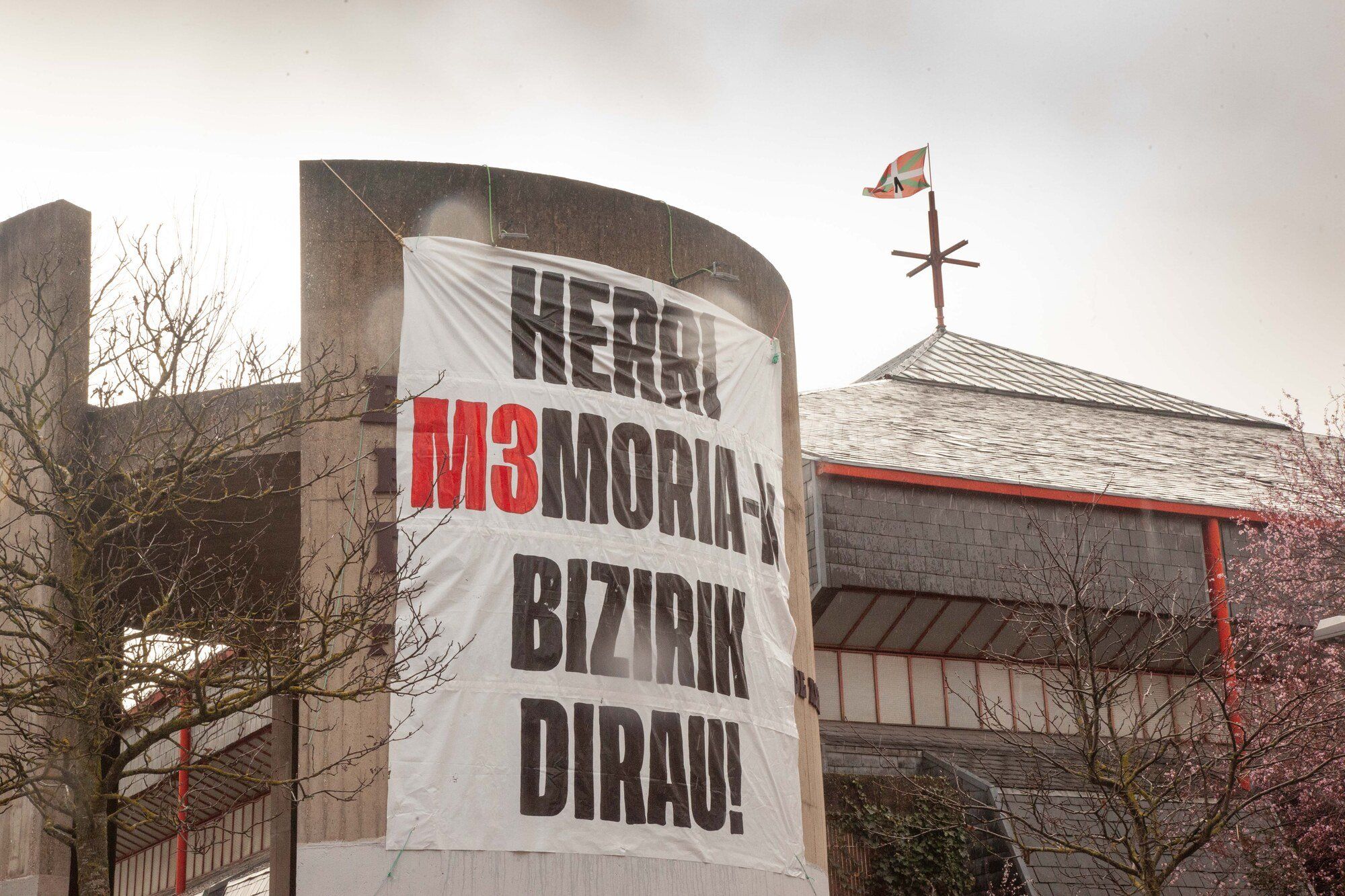 En imágenes: Homenaje en el monolito antes de la manifestación del 3 de Marzo en Vitoria