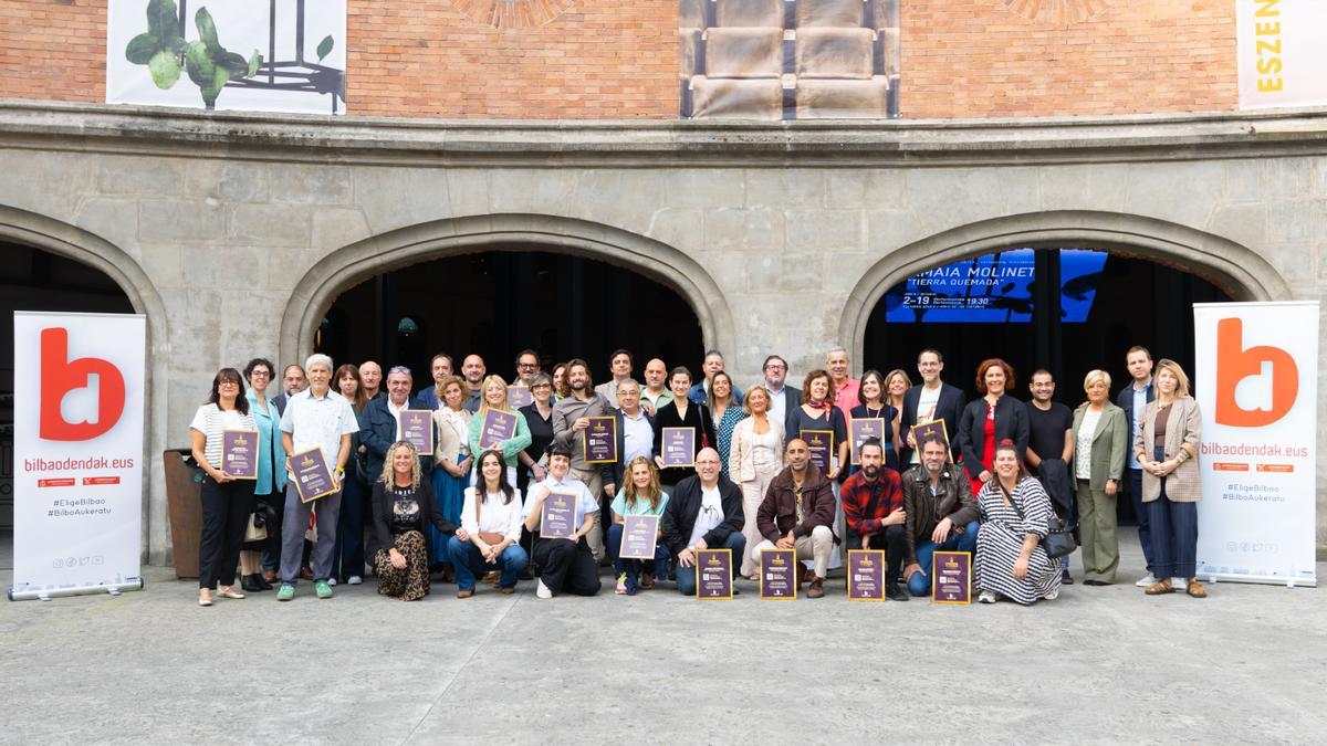 Nominados a los premios &#039;Favoritos de Bilbao&#039; junto a las autoridades asistentes al acto de presentación, en el exterior de Azkuna Zentroa.