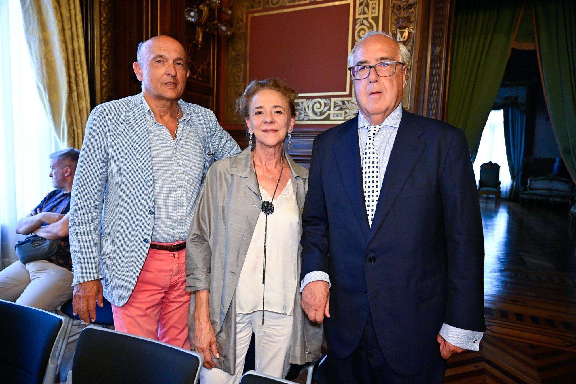 Ignacio Suárez Zuloaga, de la Fundación Zuloaga, y Susana Astigarraga con Juan Carlos Zabalo.