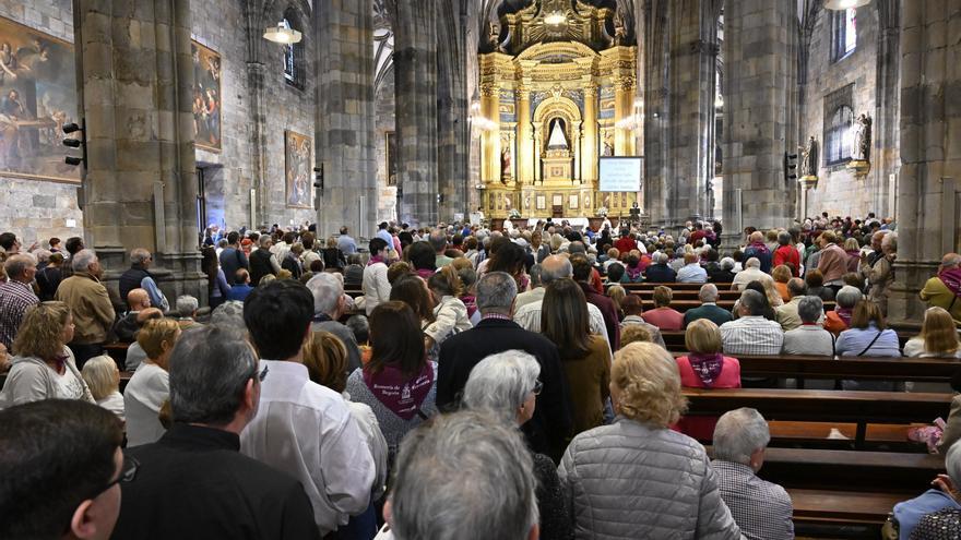 La Amatxu de Begoña congrega a centenares de fieles.