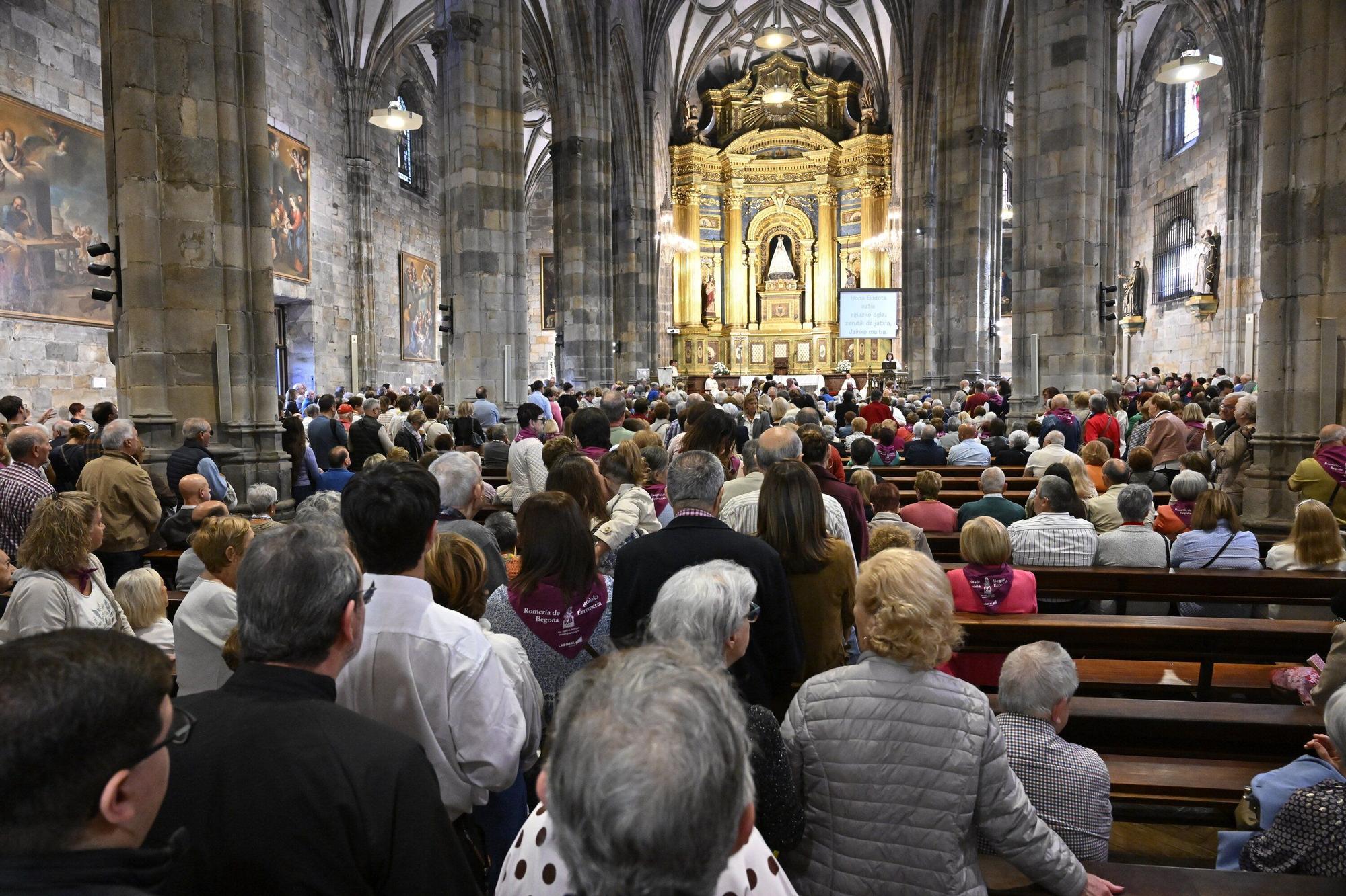 La Amatxu de Begoña congrega a centenares de fieles.