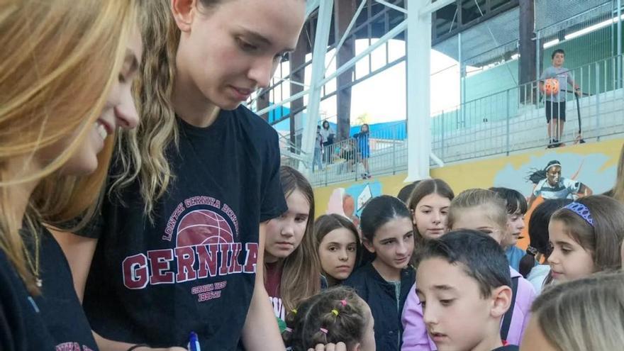 Las jugadoras del Lointek Gernika inauguran la nueva cubierta de Zearreta