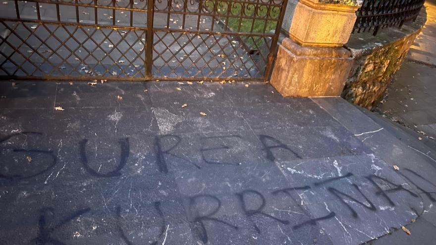 Realizan pintadas de &#039;Gurea ikurriña&#039; y roban las banderas oficiales de España y la UE en la Casa de Juntas de Gernika