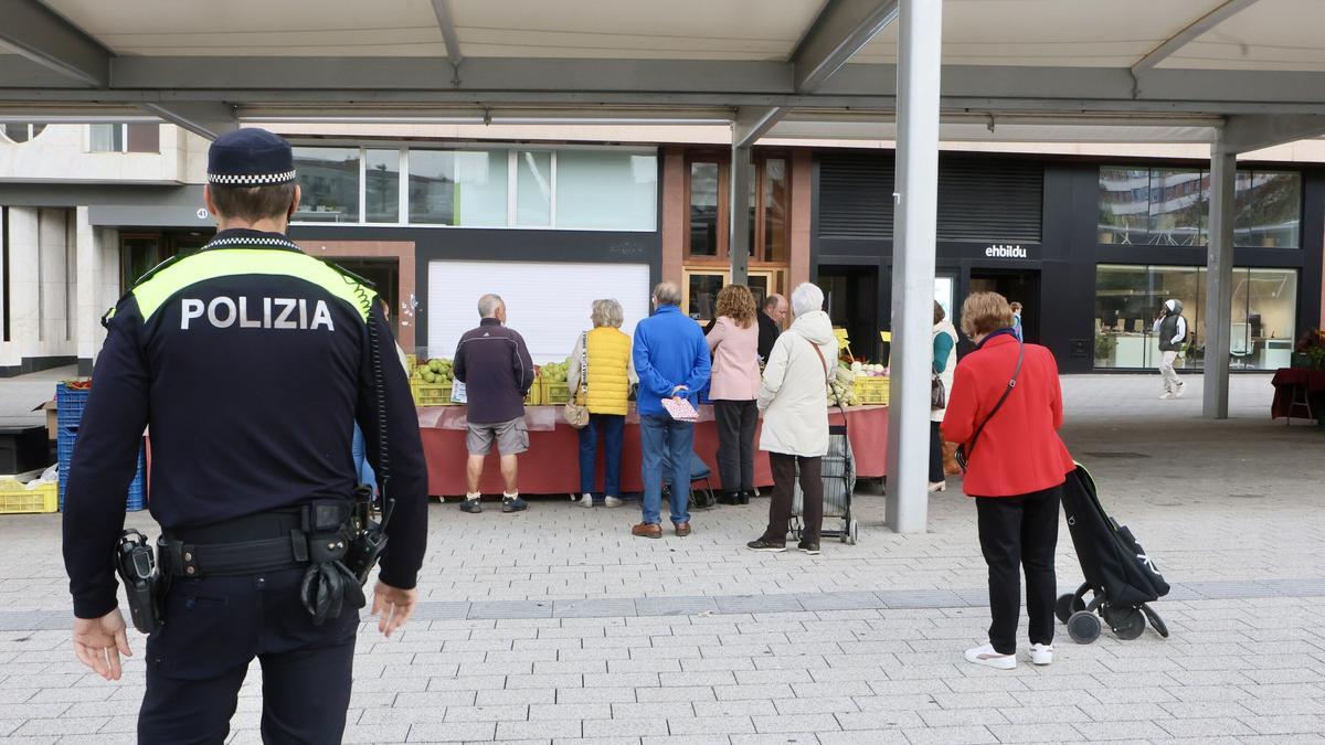 Agente de la Policía Local, esta semana en el mercado.