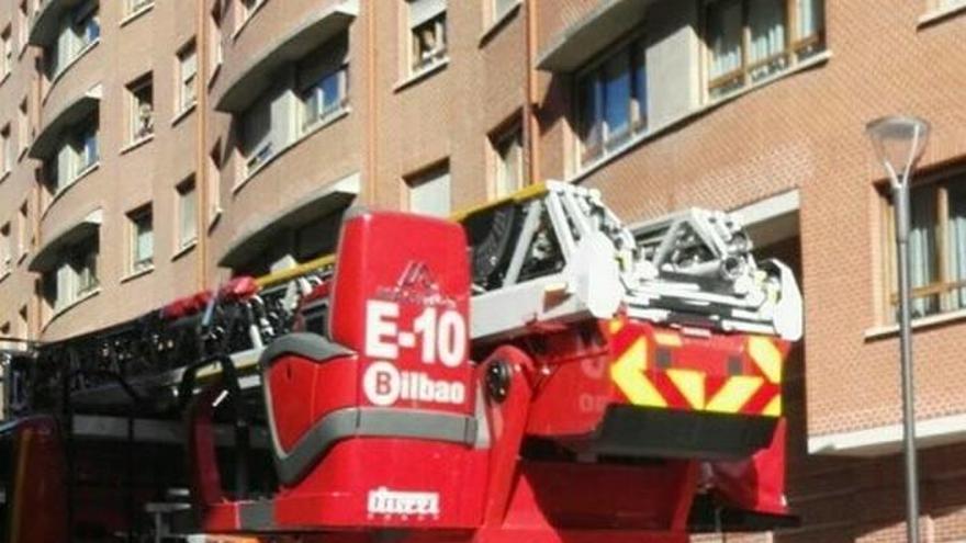 Bomberos en el incendio de calle Biarritz de Bilbao