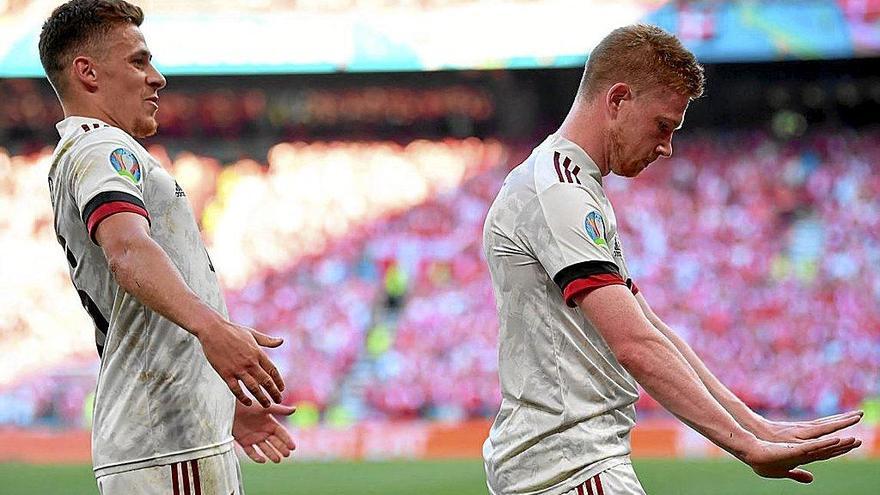 De Bruyne no quiso celebrar el gol que anotó ante Dinamarca. Tras él, Thorgan Hazard Foto: Afp