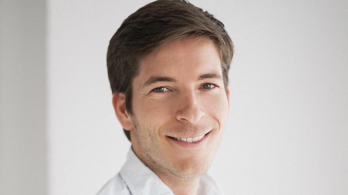Dr. Iñigo Ucelay Gallastegui, especialista en Otorrinolaringología en la Clínica Ucelay.