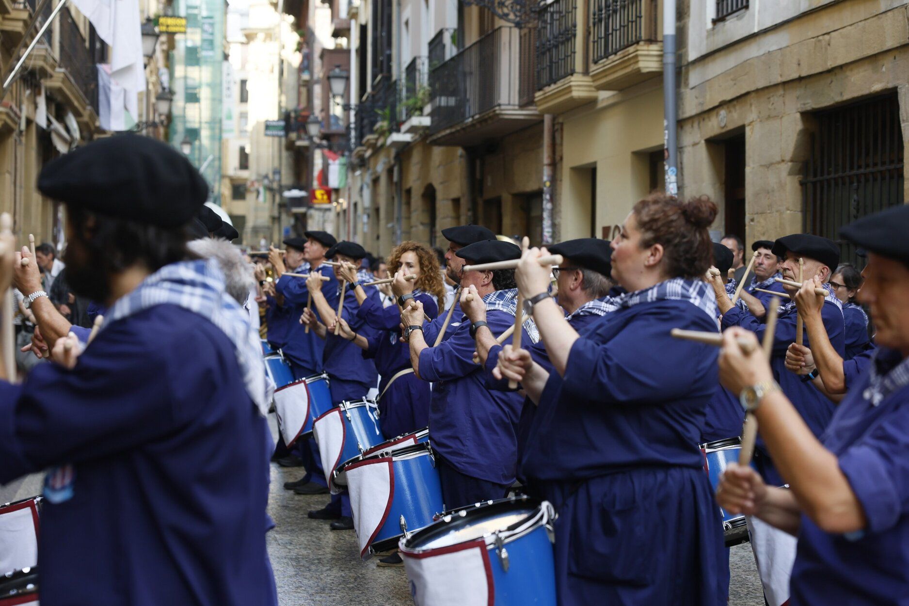 La tamborrada de San Ignacio de la sociedad Amaikak Bat desfila por la Parte Vieja