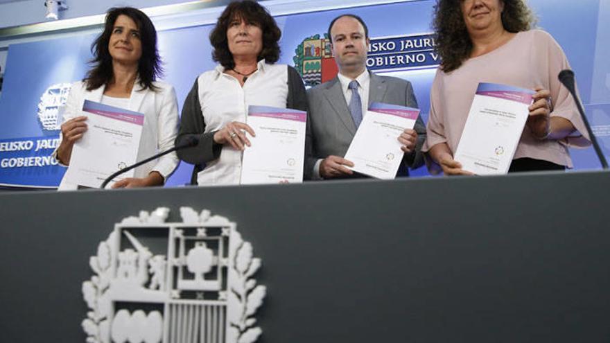 Monika Hernando, Jon Mirena Landa y Berta Gaztelumendi y la directora de Gogora, Aintzane Ezenarro, han presentado hoy en San Sebastián el documento &quot;Informe sobre el caso Pertur: estado actualizado de la cuestión&quot;.