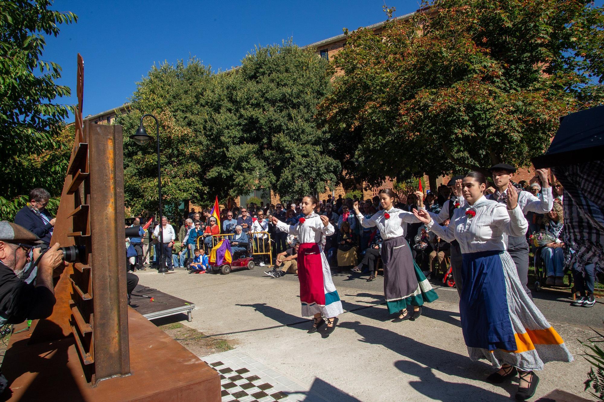 Inauguración del monumento en homenaje a las víctimas de la represión franquista en la Rochapea