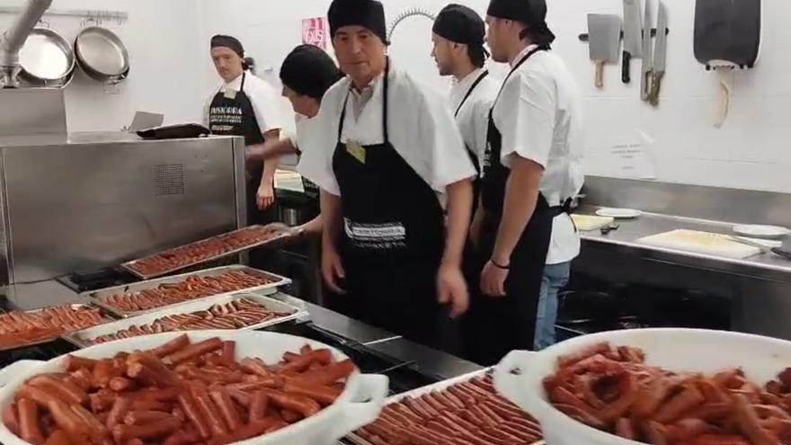 Así se preparan las txistorras del Concurso Navarro de Chistorra