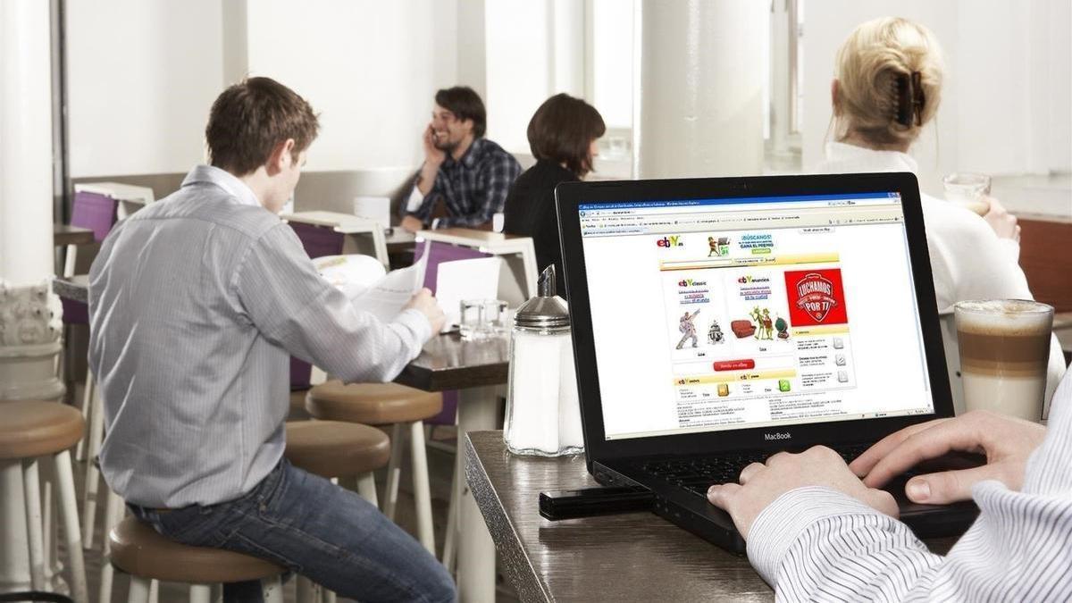 Un hombre mirando por Internet la página de ebay