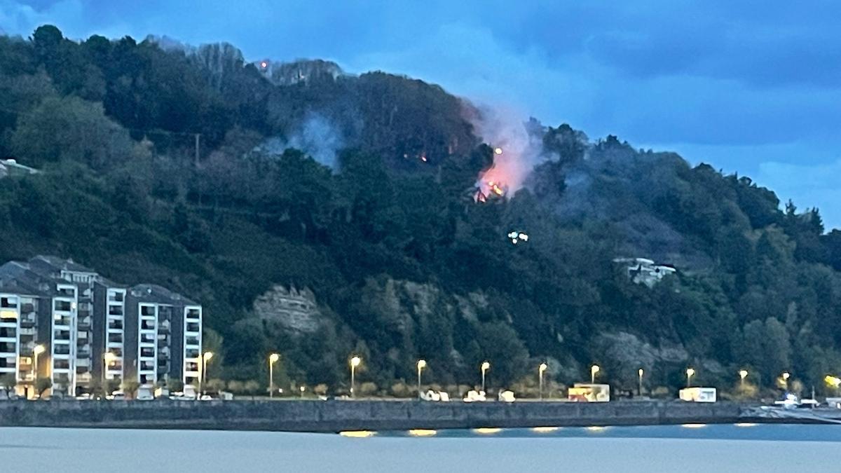 Incendio en la carretera del faro de Higer en Hondarribia