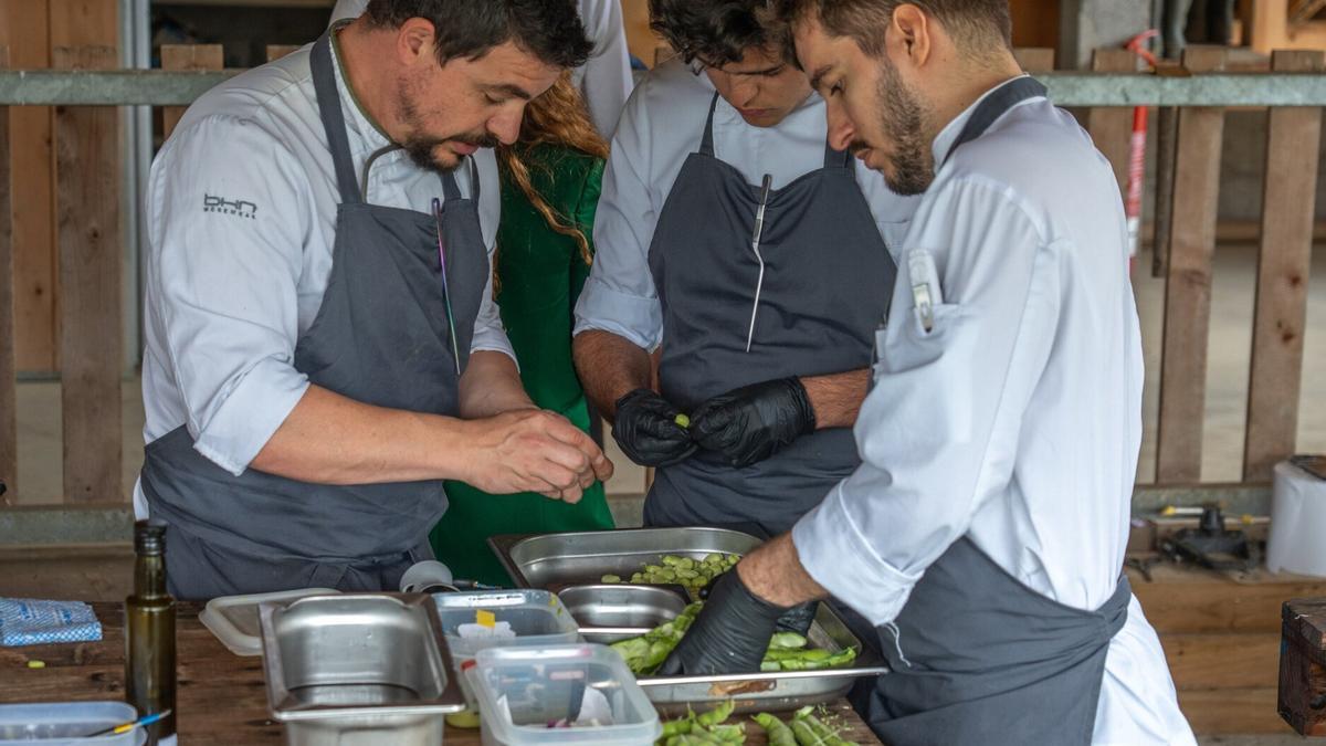 Alumnos del BCC elaboran un plato con productos de la huerta