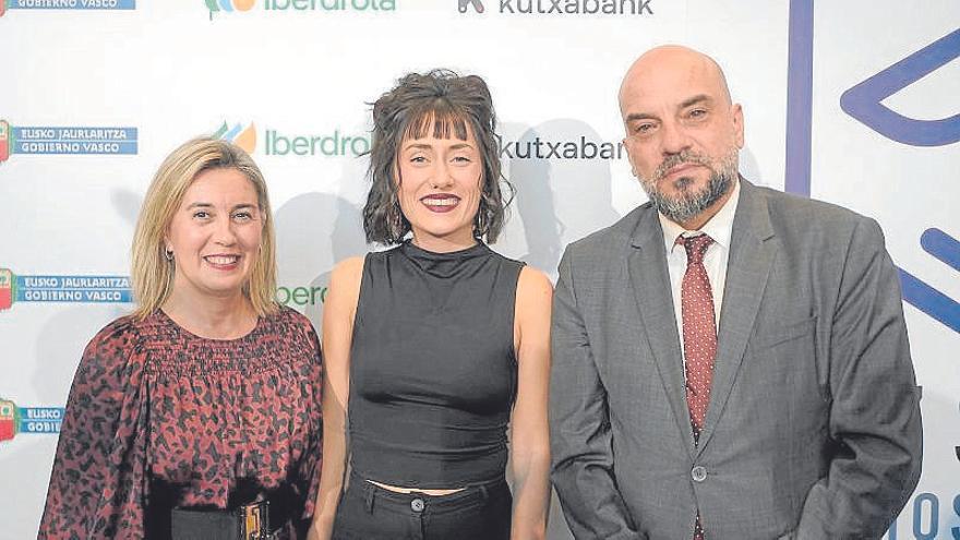 Irma Basterra, presidenta de las JJ.GG. de Araba; Ana Fernández de Arbina y Oscar Ortiz.