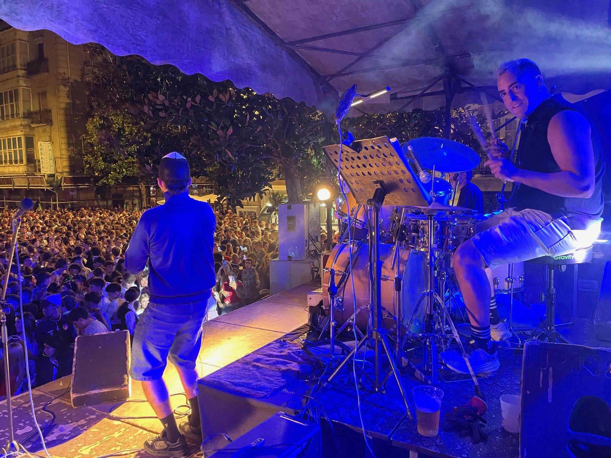 En imágenes: Joselu Anayak y Dupla unen fuerzas en la verbena de la plaza del Arca