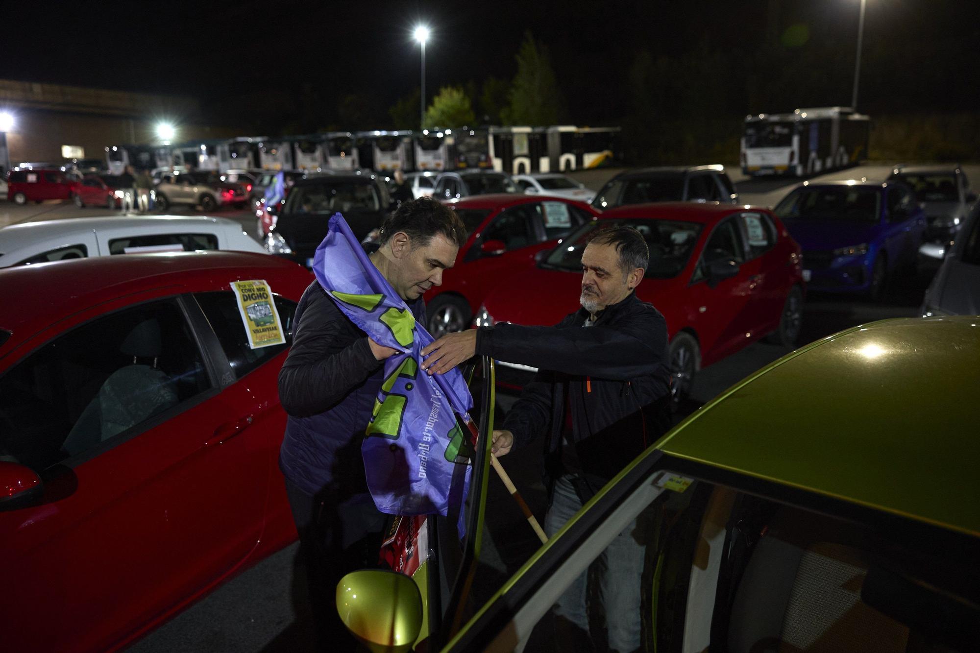 Caravana de coches de trabajadores de villavesas que exigen desatascar la negociación del convenio