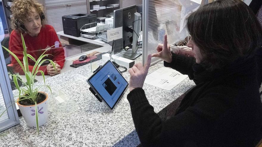 Álava pone en marcha un servicio de interprete por videoconferencia para personas sordas